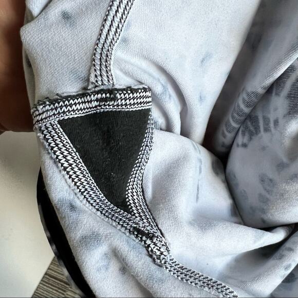 Victoria’s Secret Sport Knockout Tight Neutral Tie Dye Small - Picture 11 of 11